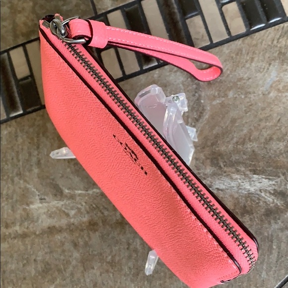 COACH Corner Zip Wristlet CB/Pink Lemonade - Picture 13 of 16